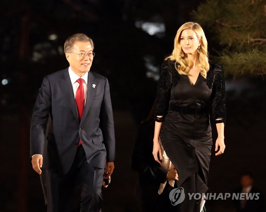 韓國總統文在寅夫婦在青瓦台設晚宴，歡迎伊萬卡來訪。