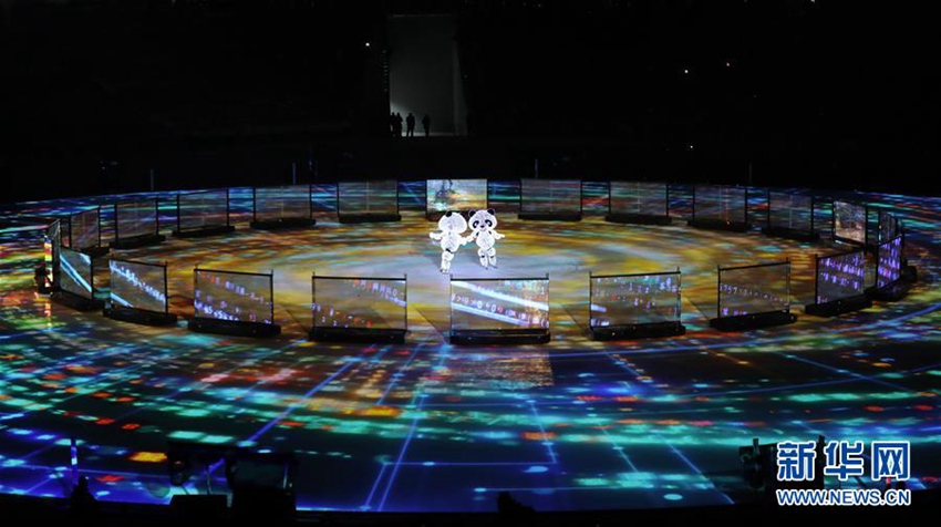 閉幕式上的“北京八分鐘”表演。 新華社記者李鋼攝