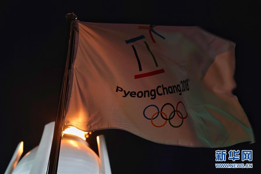 圖為閉幕式現場的平昌冬奧會會旗和主火炬塔。（2月25日攝）新華社記者費茂華攝