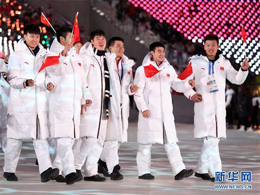 中國代表團成員在閉幕式上入場。新華社記者白雪飛攝