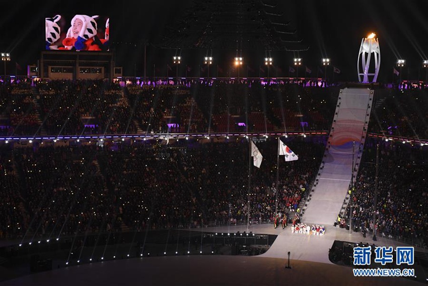 韓國國旗在閉幕式上升起。  新華社記者王昊飛攝