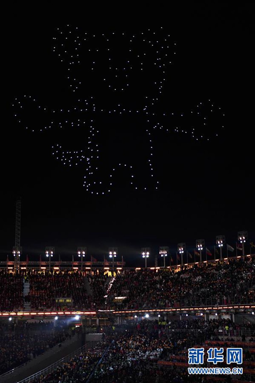 無人機在閉幕式現場組合成平昌冬奧會吉祥物的形象。新華社記者王鬆攝