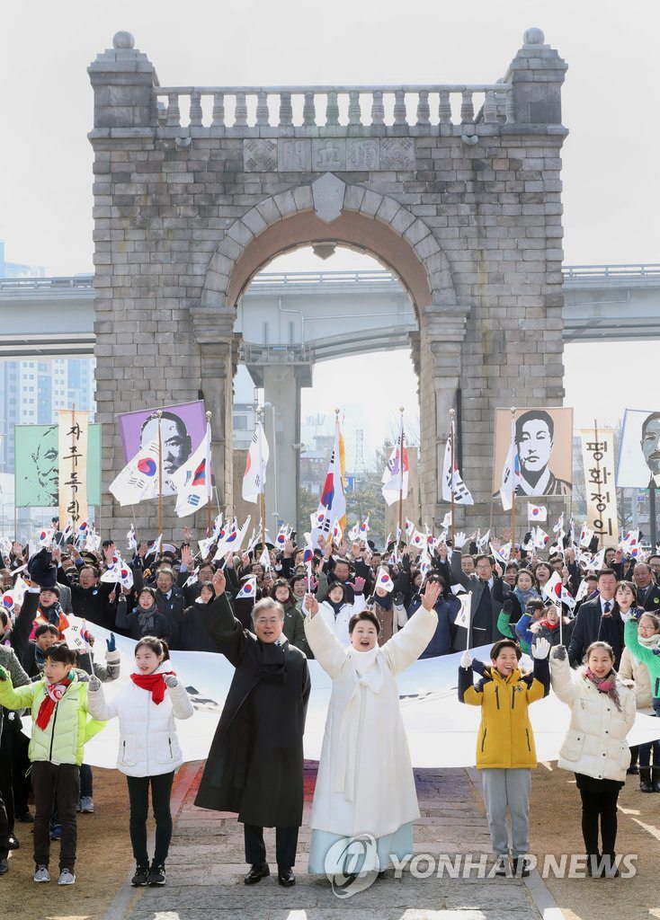 韓國總統文在寅（前排右四）與夫人金正淑（前排右三）參加“三一運動”紀念活動。圖片來源：韓聯社