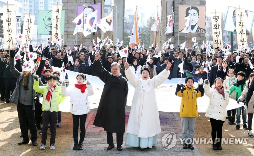 韓國總統文在寅（前排右四）與夫人金正淑（前排右三）參加“三一運動”紀念活動。圖片來源：韓聯社