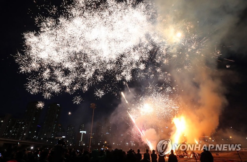韓國首爾上演煙花秀，慶祝佳節。圖片來源：韓聯社
