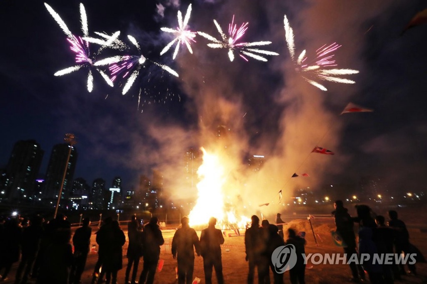 韓國首爾上演煙花秀，慶祝佳節。圖片來源：韓聯社