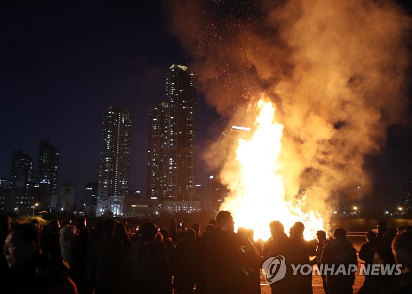 首爾舉辦燒月亮屋等傳統民俗活動慶祝元宵佳節。圖片來源：韓聯社