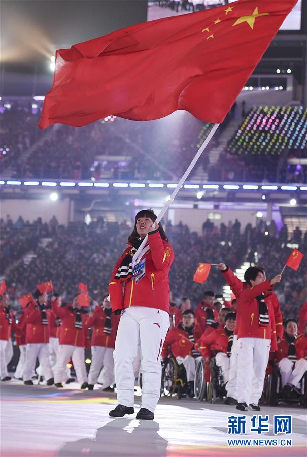 3月9日，中國體育代表團旗手彭園園（前）在開幕式上入場。  新華社記者夏一方攝