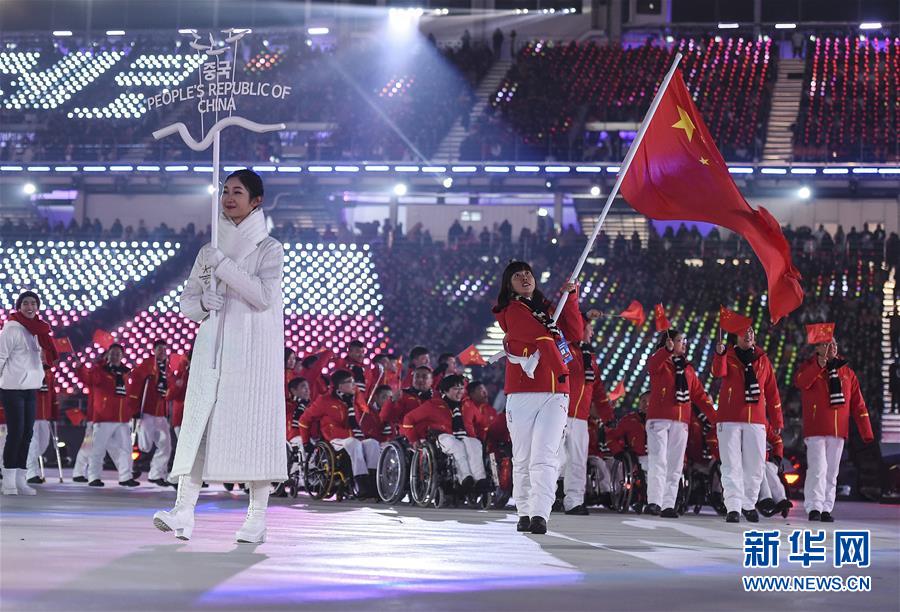 3月9日，中國體育代表團旗手彭園園（前右）率領代表團成員在開幕式上入場。新華社記者夏一方攝
