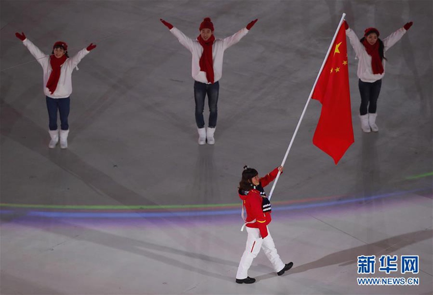 3月9日，中國代表團旗手彭園園（下）在開幕式上入場。新華社記者王婧嬙攝