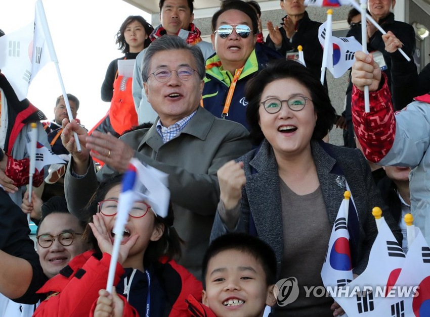 韓國總統文在寅（左）和夫人金正淑（右）觀看平昌冬殘奧會比賽，為選手歡呼加油。