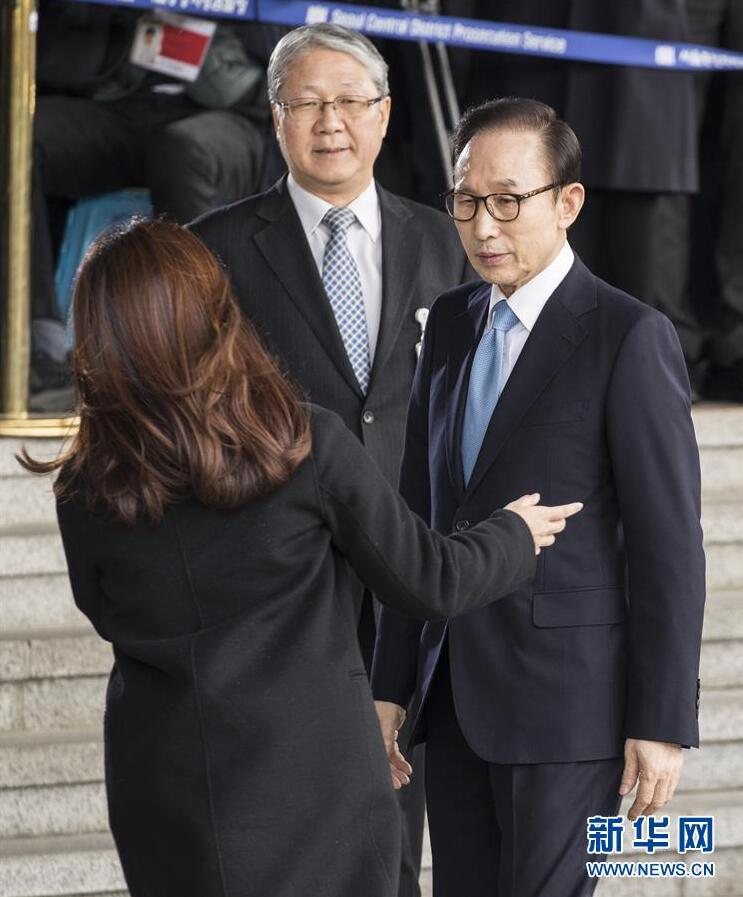 韓國前總統李明博（右）抵達韓國首爾中央地方檢察廳。新華社發（李相浩攝）