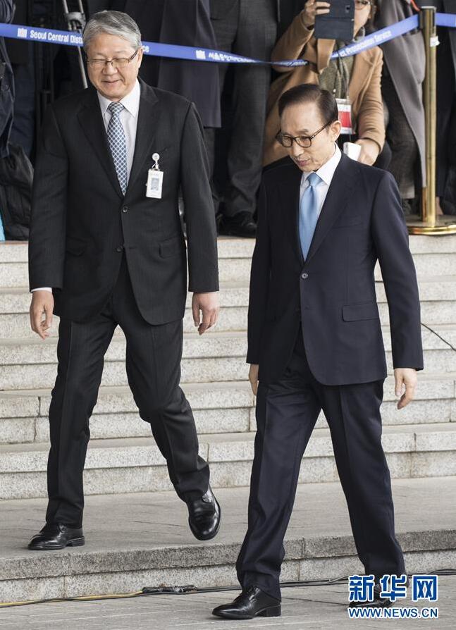 韓國前總統李明博（右）抵達韓國首爾中央地方檢察廳。 新華社發（李相浩攝）