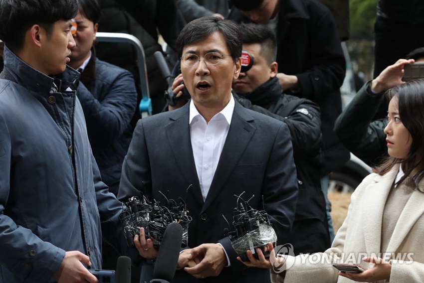 韓國前忠清南道道知事安熙正19日前往首爾西部地檢，接受檢方調查。（圖片來源：韓聯社）