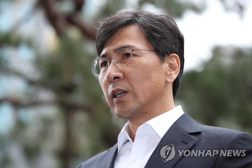 韓國前忠清南道道知事安熙正19日前往首爾西部地檢，接受檢方調查。（圖片來源：韓聯社）