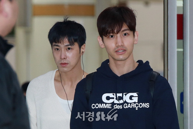 东方神起郑允浩沈昌珉现身机场 面露疲态小胡渣性感【组图】