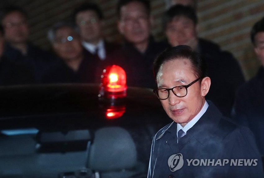 22日晚，韓國前總統李明博在私邸被檢方逮捕，成為韓國憲政史上第四位因涉嫌腐敗被批捕的前總統。（圖片來源：韓聯社）