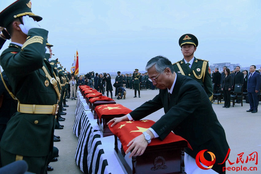 中國駐韓國大使邱國洪為中國人民志願軍烈士遺骸棺槨覆蓋國旗。夏雪攝