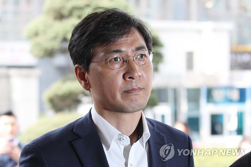 韓國涉嫌性侵前地方高官安熙正（中）出庭接受逮捕必要性審查。