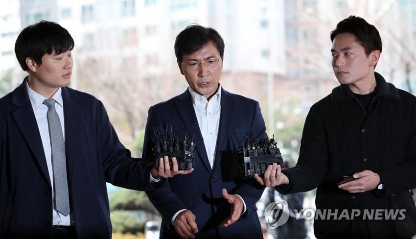 韓國涉嫌性侵前地方高官安熙正（中）抵達首爾西部地方檢察院，接受逮捕必要性審查。