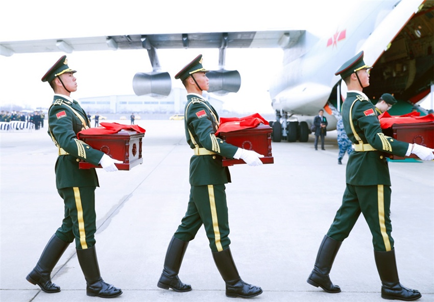 3月28日，在韓國仁川國際機場，中方禮兵護送志願軍烈士遺骸上飛機。新華社記者王婧嬙攝