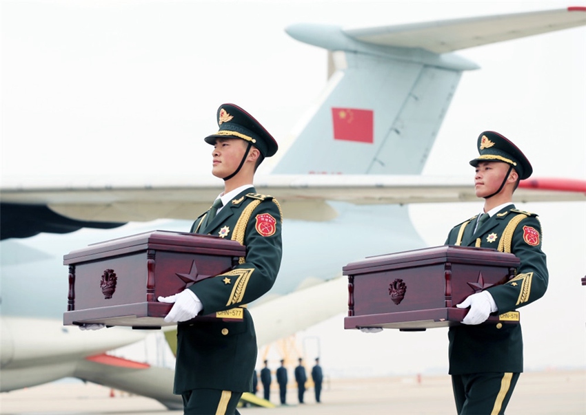 3月28日，在韓國仁川國際機場，中方禮兵護送志願軍烈士遺骸上飛機。新華社記者王婧嬙攝