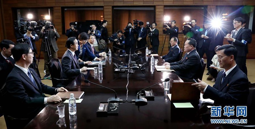 3月29日，在板門店朝方一側的統一閣，朝韓雙方代表參加高級別會談。新華社/紐西斯通訊社