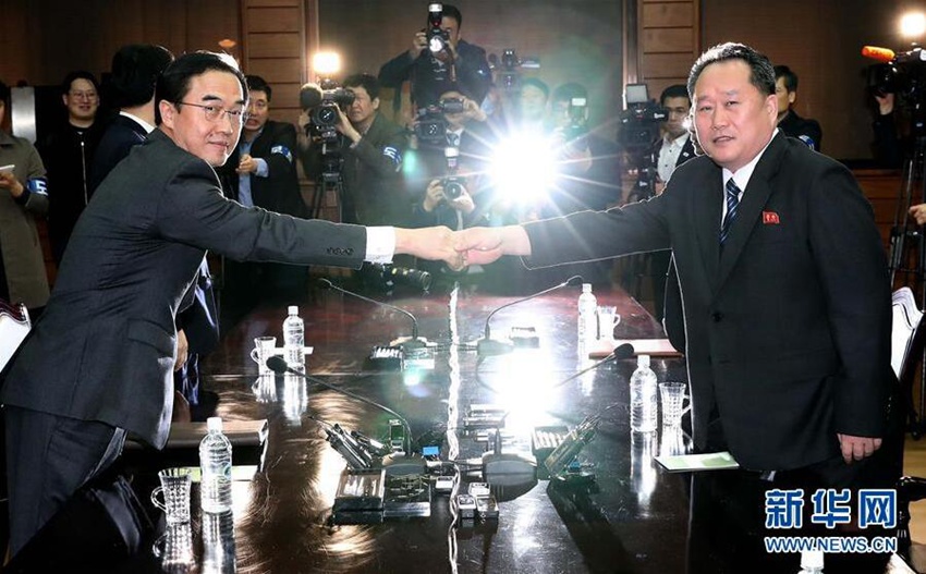 3月29日，在板門店朝方一側的統一閣，韓國統一部長官趙明均（左）和朝鮮祖國和平統一委員會委員長李善權在會談后握手。新華社/紐西斯通訊社