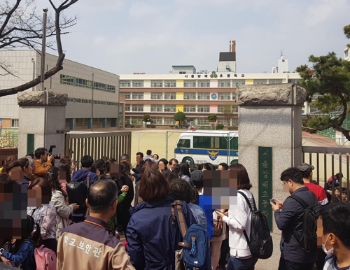 韓國一男子闖入小學挾持女童，與警方對峙1小時后被捕。