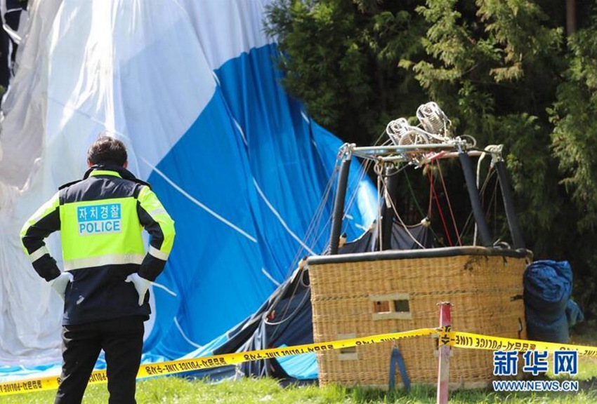 4月12日，在韓國濟州西歸浦市南元邑新興裡，一名警察在熱氣球墜落事故現場執勤。新華社/紐西斯通訊社