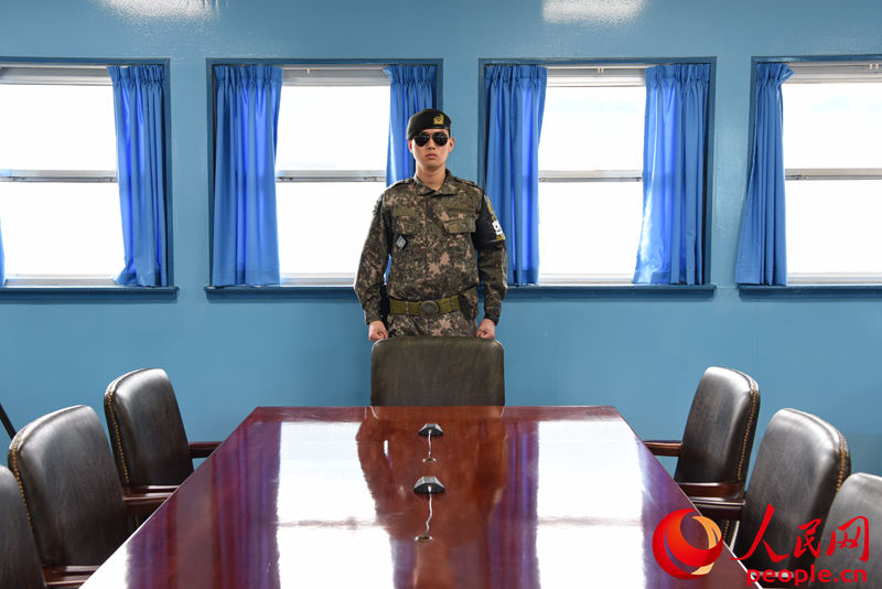 軍事分界線直接穿過會議室的談判桌正中間處 夏雪攝