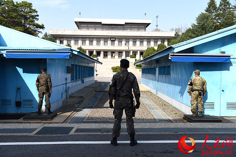 對面大樓為朝方“板門閣”，曾多次舉辦過朝韓政府間高層會談。夏雪攝