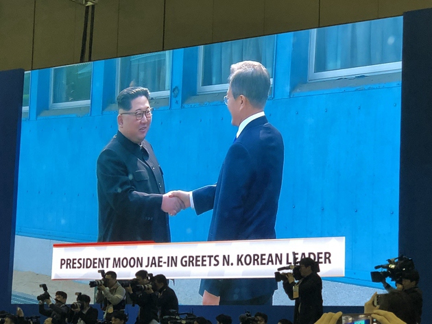 韩朝最高领导人在韩朝边境会面（图）