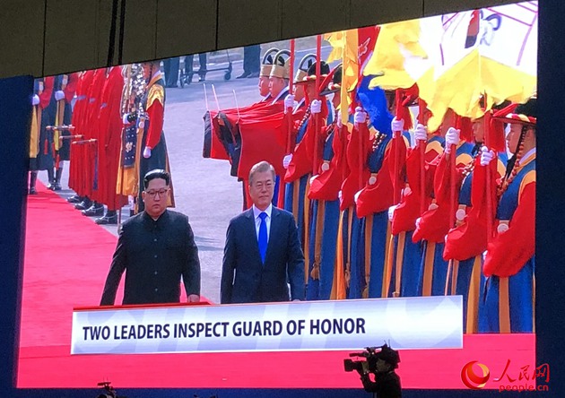 韩朝最高领导人共同检阅韩国三军仪仗队（图）