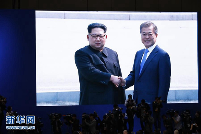 這是4月27日在韓國高陽市媒體中心拍攝的朝鮮最高領導人金正恩（左）與韓國總統文在寅握手的電視畫面。新華社記者王婧嬙 攝
