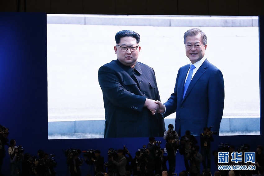 這是4月27日在韓國高陽市媒體中心拍攝的朝鮮最高領導人金正恩（左）與韓國總統文在寅握手的電視畫面。朝鮮最高領導人金正恩27日上午在板門店跨過軍事分界線，與韓國總統文在寅會晤。 新華社記者王婧嬙攝