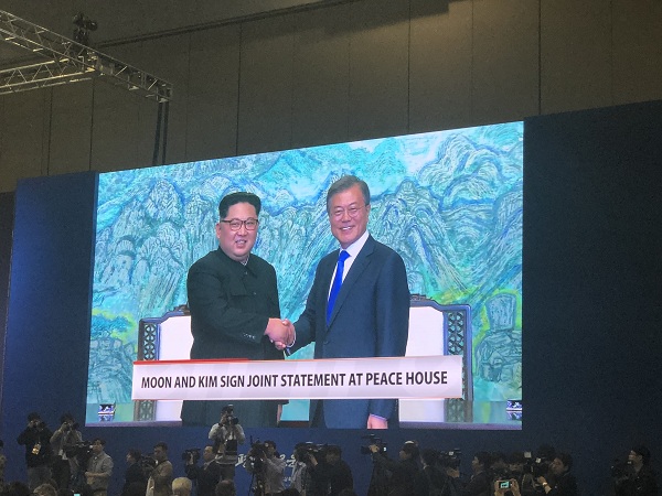 27日，韓國總統文在寅與朝鮮最高領導人金正恩共同簽署並發表《關於實現半島和平、繁榮及統一的板門店宣言》。圖為在韓國高陽媒體中心拍攝的電視直播畫面。夏雪攝