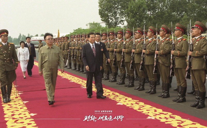 2000年6月13日，時任朝鮮最高領導人金正日（左）與時任韓國總統金大中（右）檢閱儀仗隊。（圖片來自2018年朝韓首腦會晤網站）