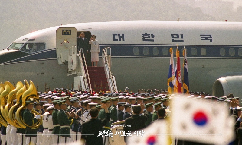 2000年6月13日，時任韓國總統金大中出發前往朝鮮平壤順安機場。（圖片來自2018年朝韓首腦會晤網站）