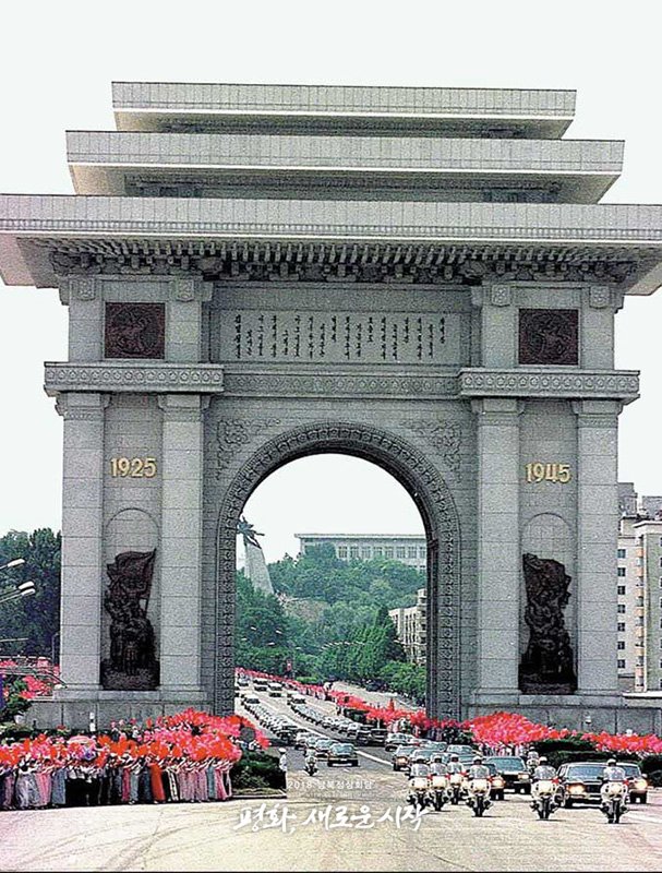2000年6月13日，時任朝鮮最高領導人金正日與時任韓國總統金大中乘坐的車隊駛過平壤凱旋門，平壤市民熱烈歡迎。（圖片來自2018年朝韓首腦會晤網站）