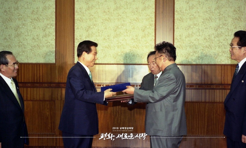 2000年6月14日，時任朝鮮最高領導人金正日（右）與時任韓國總統金大中（左）簽署並交換《北南共同宣言》。（圖片來自2018年朝韓首腦會晤網站）