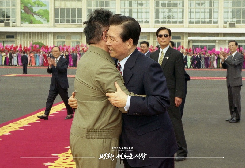 2000年6月15日，時任朝鮮最高領導人金正日（左）與時任韓國總統金大中（右）臨別擁抱。（圖片來自2018年朝韓首腦會晤網站）