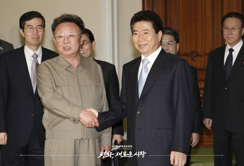 2007年10月3日，時任朝鮮最高領導人金正日（左）和時任韓國總統盧武鉉（右）在第二次會議后握手。（圖片來自2018年朝韓首腦會晤網站）