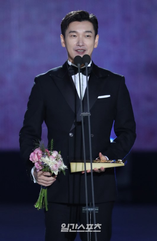 《秘密森林》主演曹承佑獲電視劇部門最佳男主角獎。