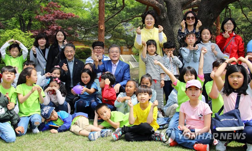 5月5日是韓國的兒童節。文在寅夫婦當天邀請生活在島嶼和偏僻地區的小學生訪問青瓦台，慶祝兒童節。圖片來源：韓聯社