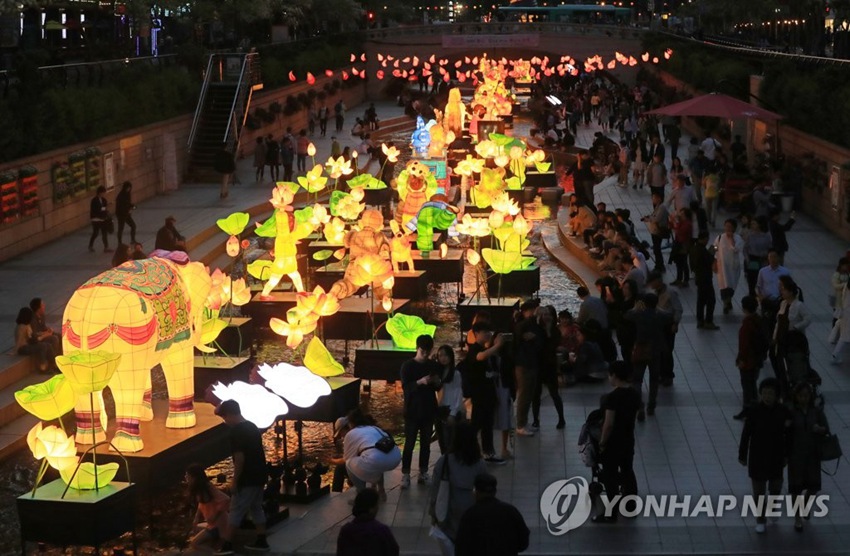 各式花燈在夜色的映襯下璀璨奪目，吸引很多市民、游客前去觀賞。圖片來源：韓聯社