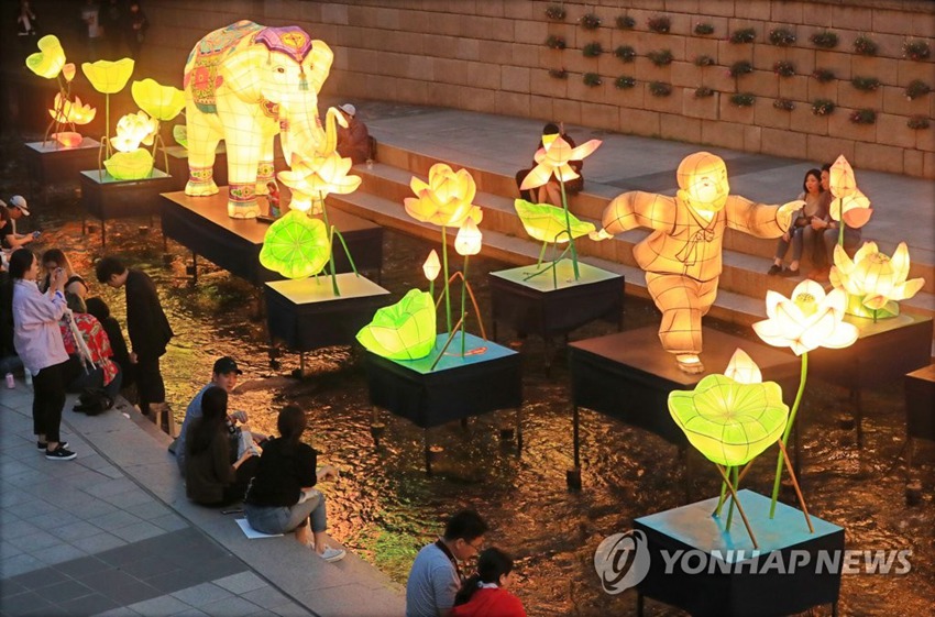 韓國首爾清溪川從5月7日至22日舉辦傳統花燈展，慶祝佛祖的誕辰。圖片來源：韓聯社