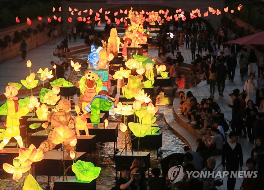 各式花燈在夜色的映襯下璀璨奪目，吸引很多市民、游客前去觀賞。圖片來源：韓聯社