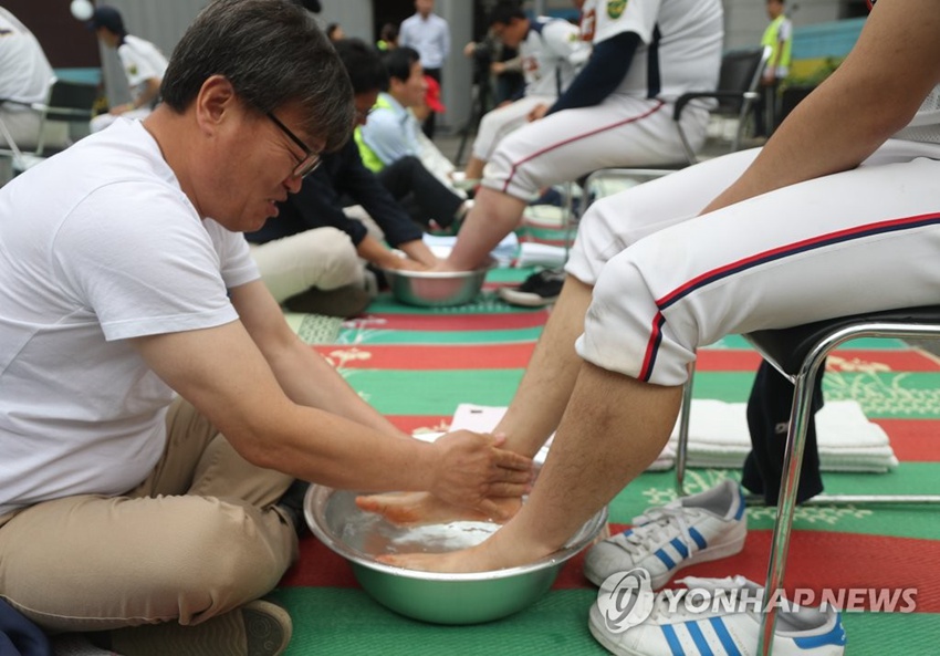 【韓國教師節】教師為學生洗腳表達關愛