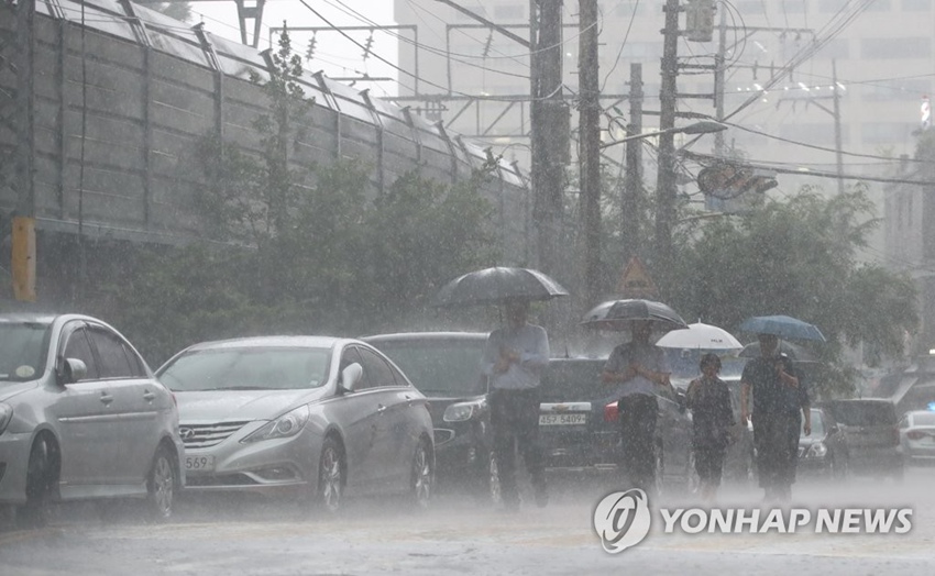 16日，首爾遭受強降雨侵襲。圖片來源：韓聯社